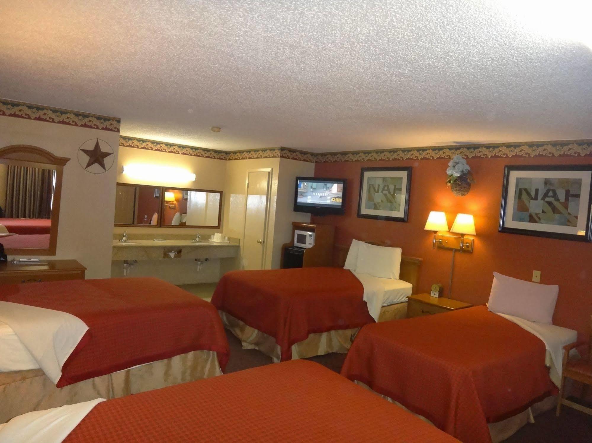 Freer Executive Inn And Studios Экстерьер фото